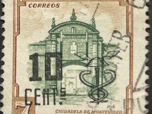 Sello Uruguay 1958- La ciudadela de Montevideo - Usado 7c sobrecargado 10c