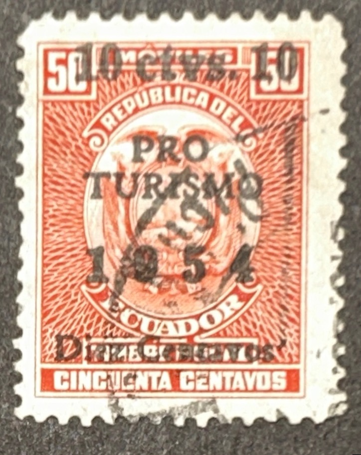Sello Ecuador 1954 - Escudo sobreimpreso PRO TURISMO - 10 céntimos sobre 50 centavos Rojo usado.