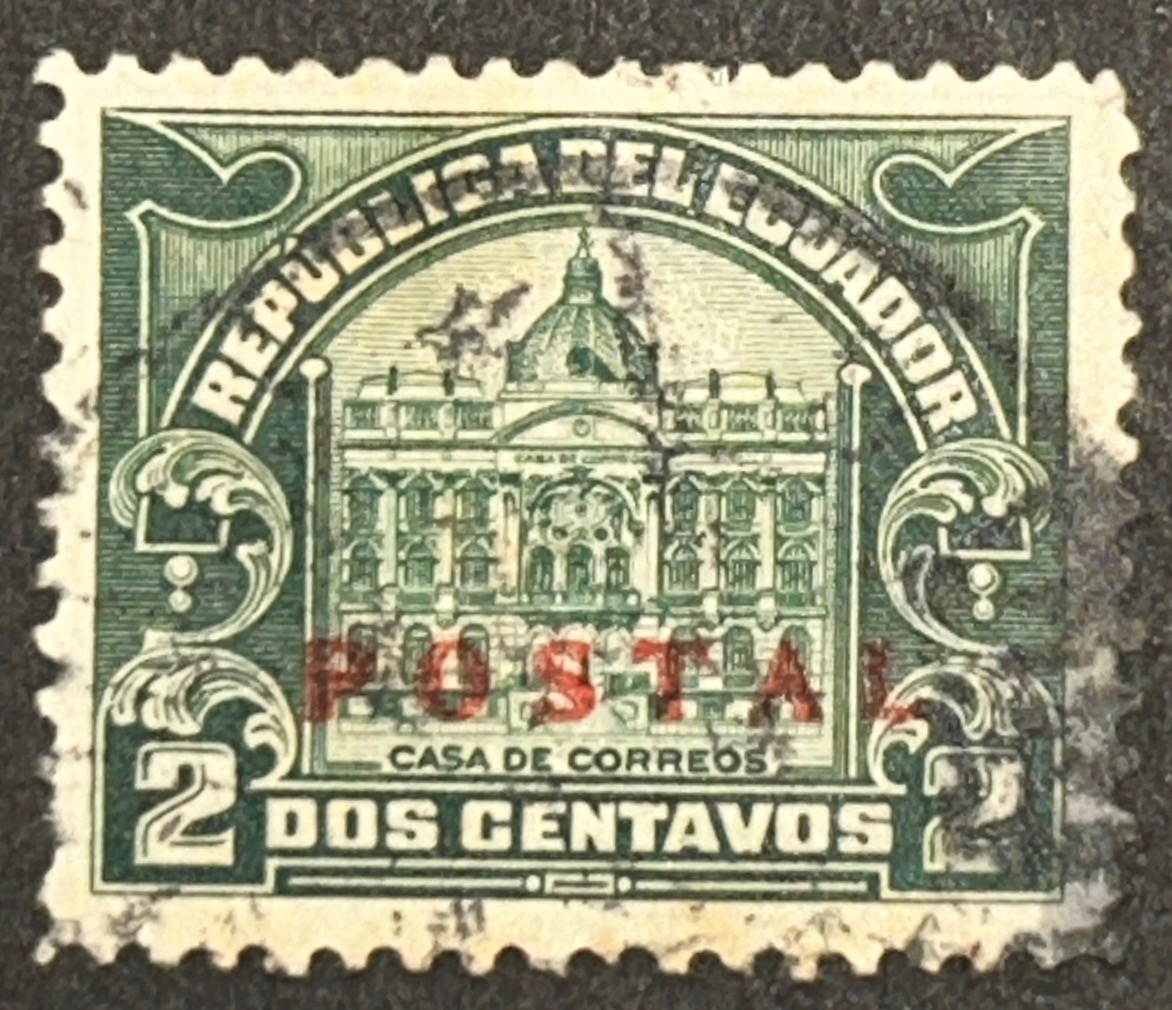 Sello Ecuador 1928 - Casa de Correos - 2 Centavos Verde Usado con Overprint POSTAL en rojo