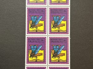 Bloque de 8 sellos de Ruanda 1975 - Búho, pluma y libro- 20c Nuevos