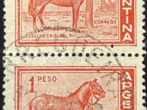 Par de Sellos Vertical Argentina 1959 - Caballo Criollo - 1 Peso Rojo Usado